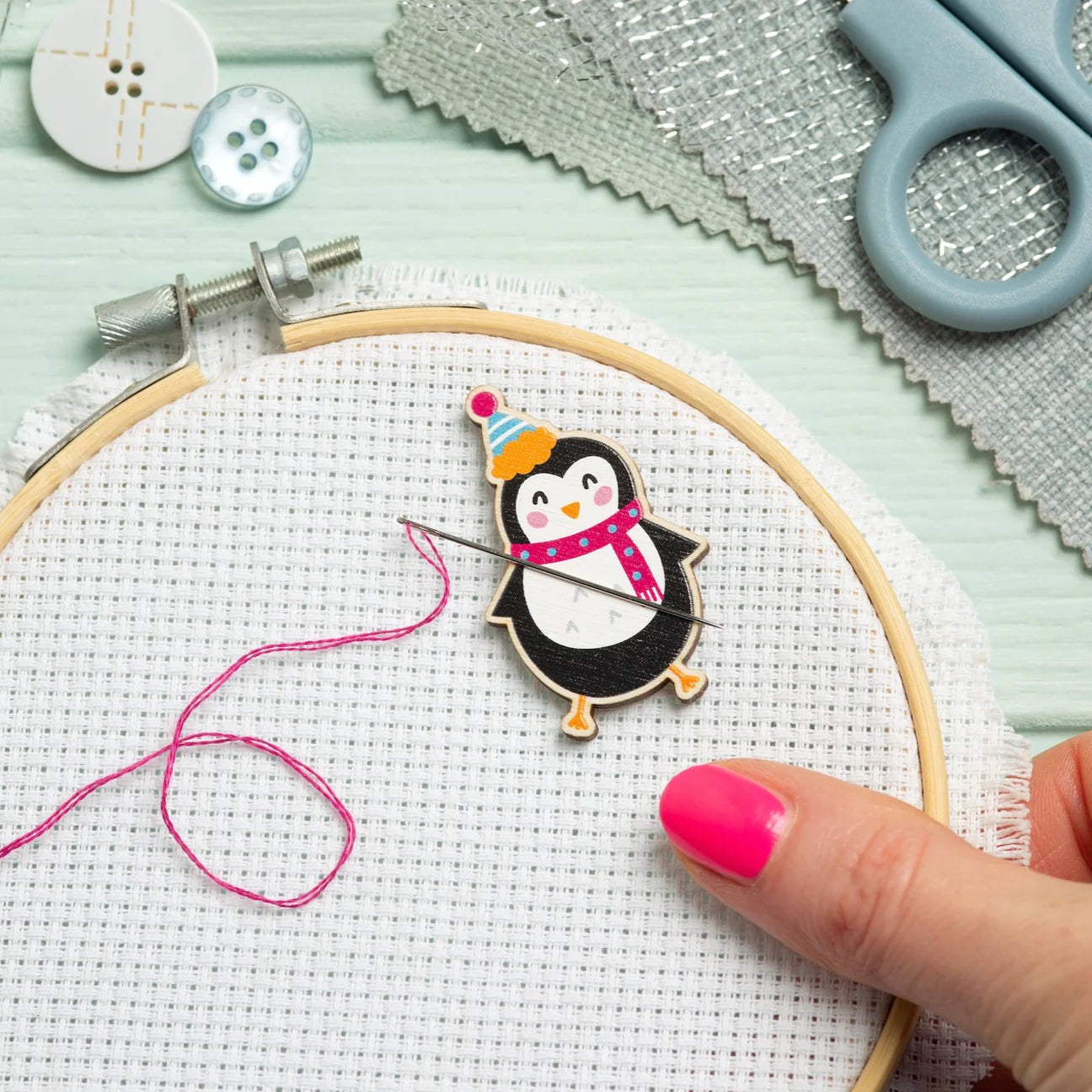 http://www.thebeeskneesbritishimports.com/cdn/shop/files/HH_NeedleMinders_Xmas_Penguin_C_1296x_jpg.webp?v=1698516081